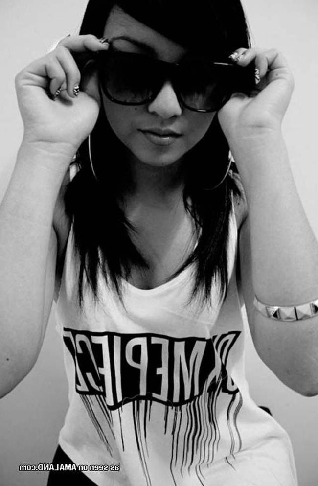 15P Photos of a hot Asian babe having fun