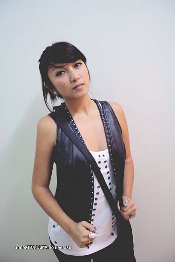 15P Photos of a hot Asian babe having fun