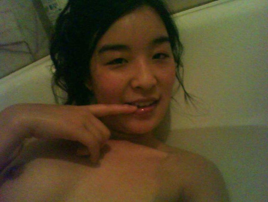 15P Picture set of a Korean tease feeling horny