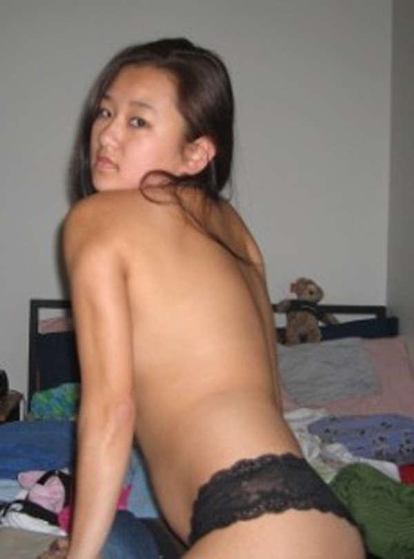 15P Picture set of a pretty Singaporean babe