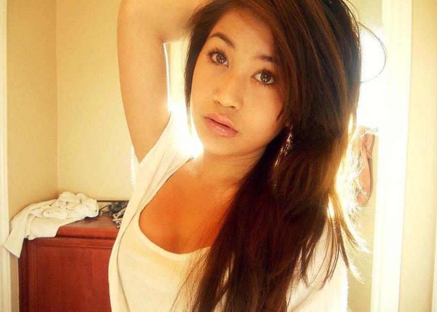 15P Collection of a sexy Oriental chick's selfpics