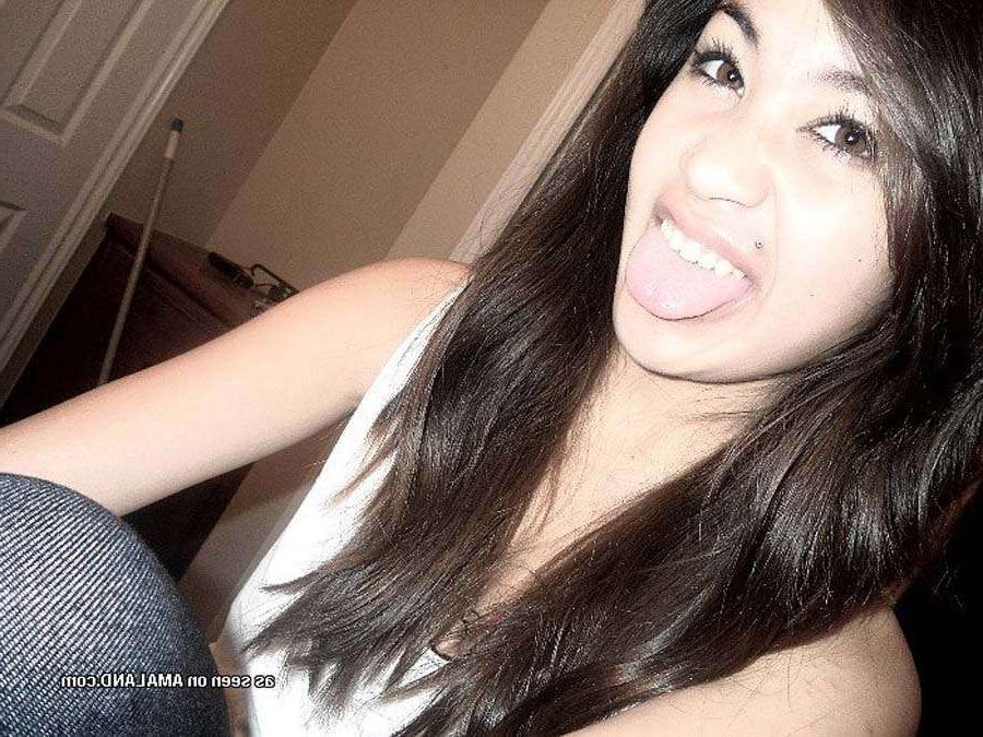 15P Collection of a sexy Oriental chick's selfpics