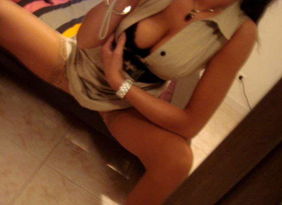 14P Photos of a sexy Asian hottie camwhoring