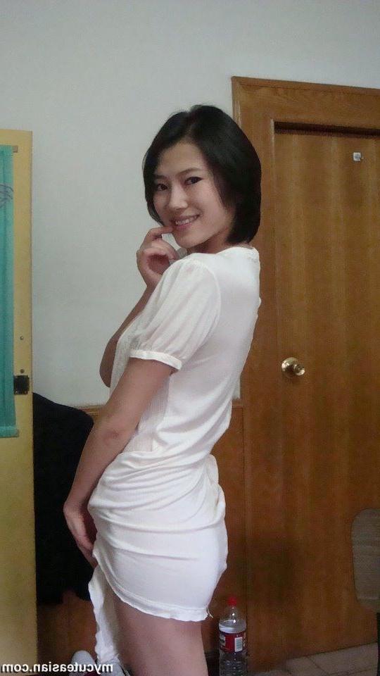 15P Sweet n shy Chinese babe teasing in lingerie