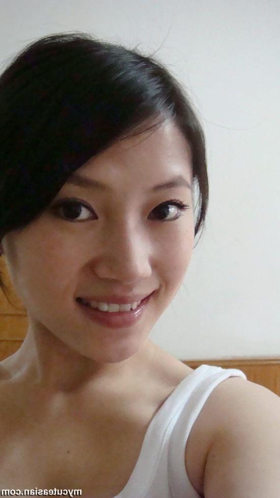 15P Sexy Chinese babe sharing her private photos