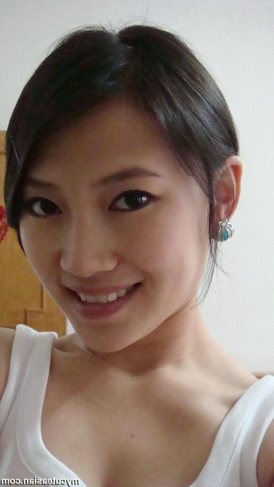 15P Sexy Chinese babe sharing her private photos