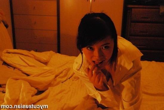 15P Sexy Chinese babe sharing her private photos