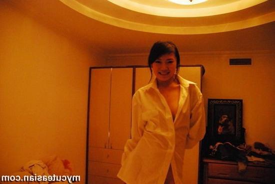 15P Sexy Chinese babe sharing her private photos