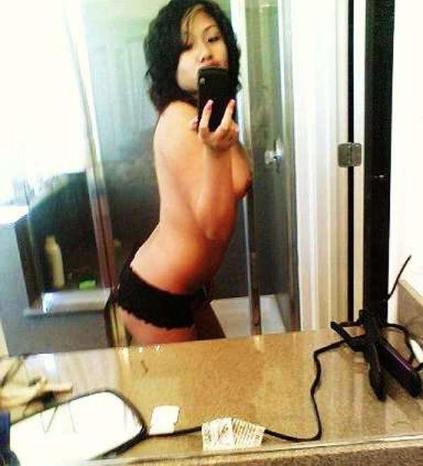 15P Photos of Oriental cuties posing in the nude