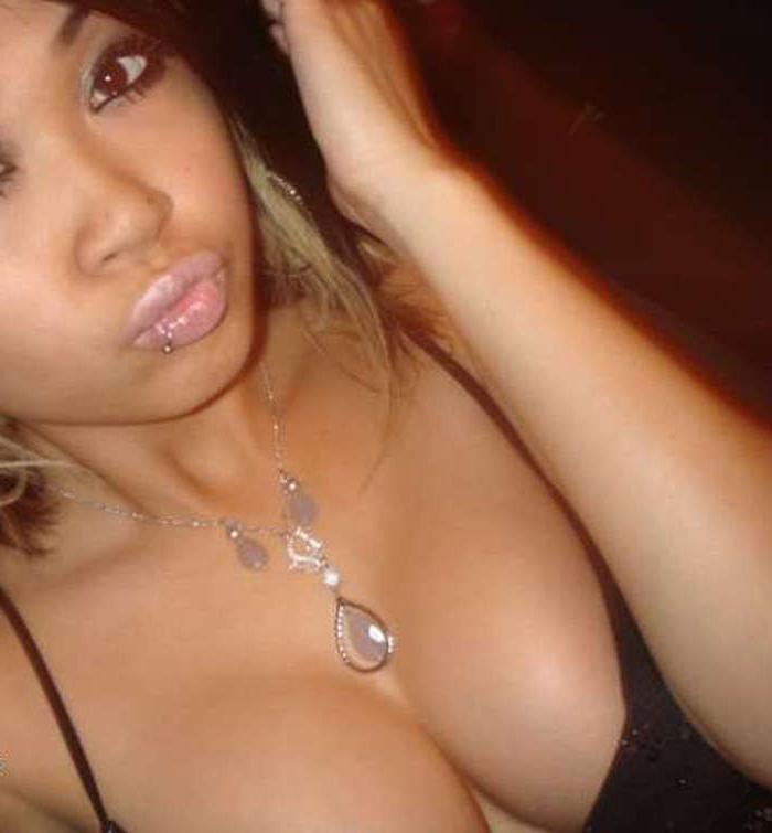 15P Pictures of a big-tittied Filipina camwhoring