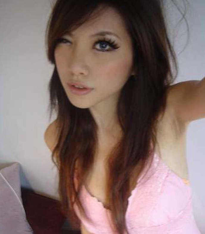 15P Pictures of an Asian hottie camwhoring