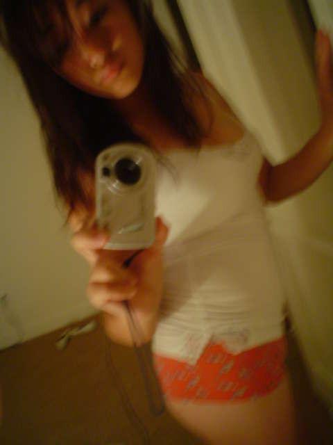 16P A collection of Asian mirror girl pics