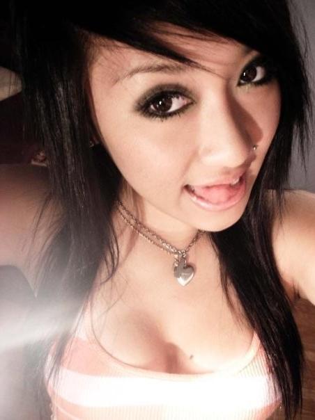 15P Pictures of a sexy amateur Asian babes