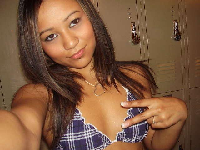 15P Pictures of a sexy amateur Asian babes