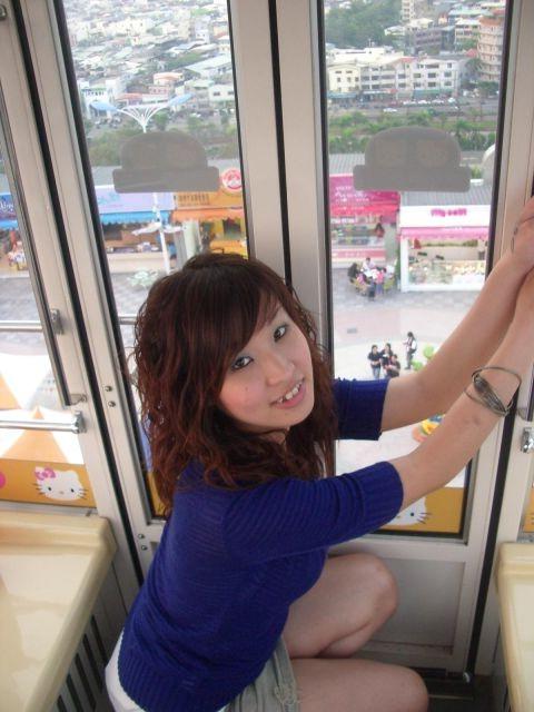 16P Innocent teen stripping on a Hello Kitty ferris wheel