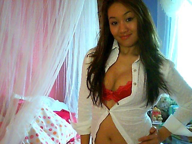 18P A really sexy and curvy Asian hottie with nice tits bares them for the camera