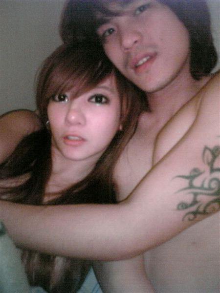 14P Asian couple takes naughty pics at home
