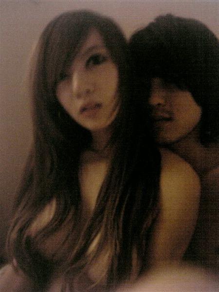 14P Asian couple takes naughty pics at home