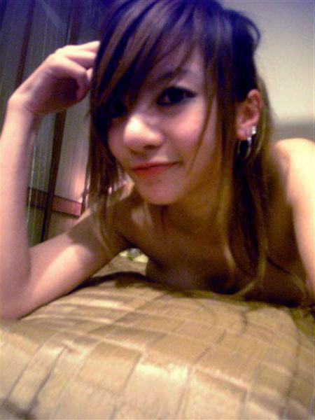 14P Asian couple takes naughty pics at home