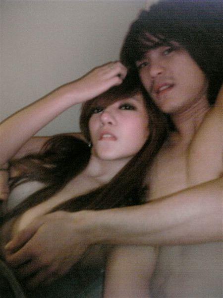 14P Asian couple takes naughty pics at home