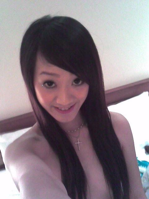14P Sweet Asian girl photographed by her friend posing nude