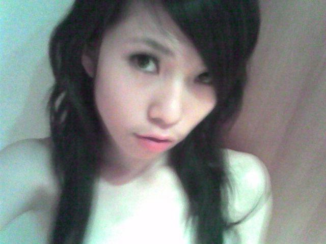 14P Sweet Asian girl photographed by her friend posing nude