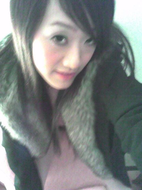 14P Sweet Asian girl photographed by her friend posing nude