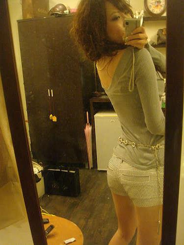 14P Very cute Asian girl in sexy self pics