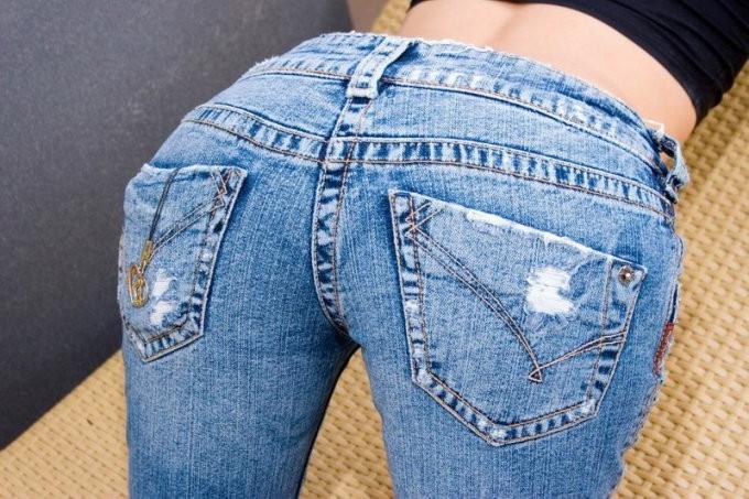 15P sexy chinese hottie exposes her thong panties