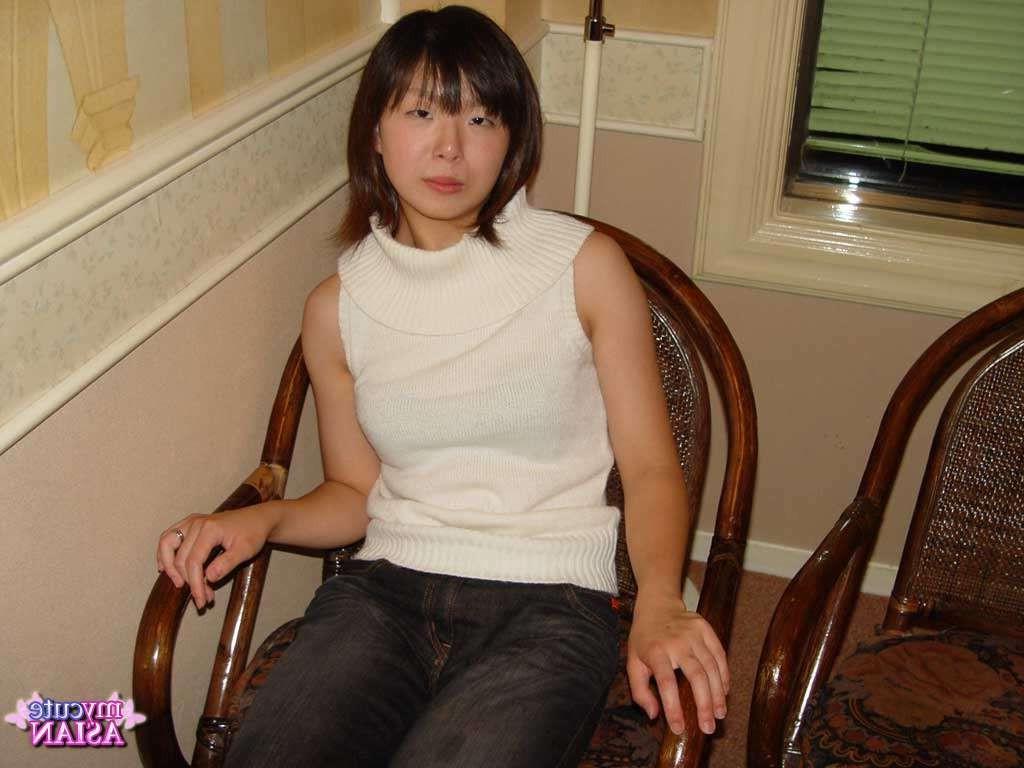 16P Chinese amateur opens her hairy and tiny cunt