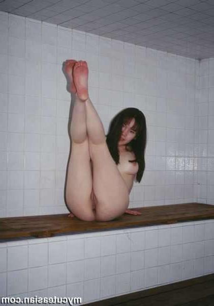 16P Chinese naked wife shows her pussy in sauna