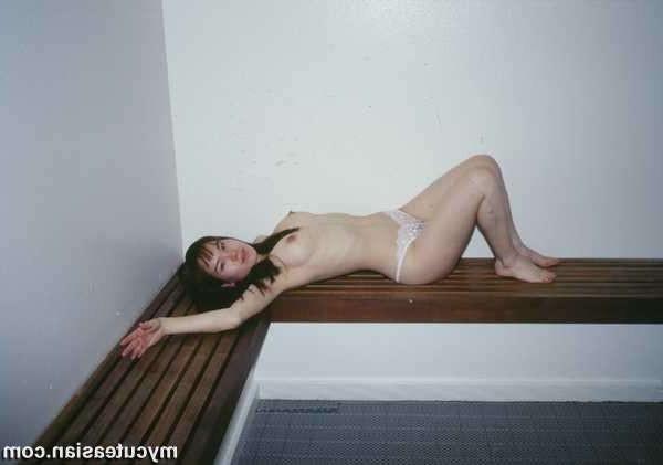 16P Chinese naked wife shows her pussy in sauna