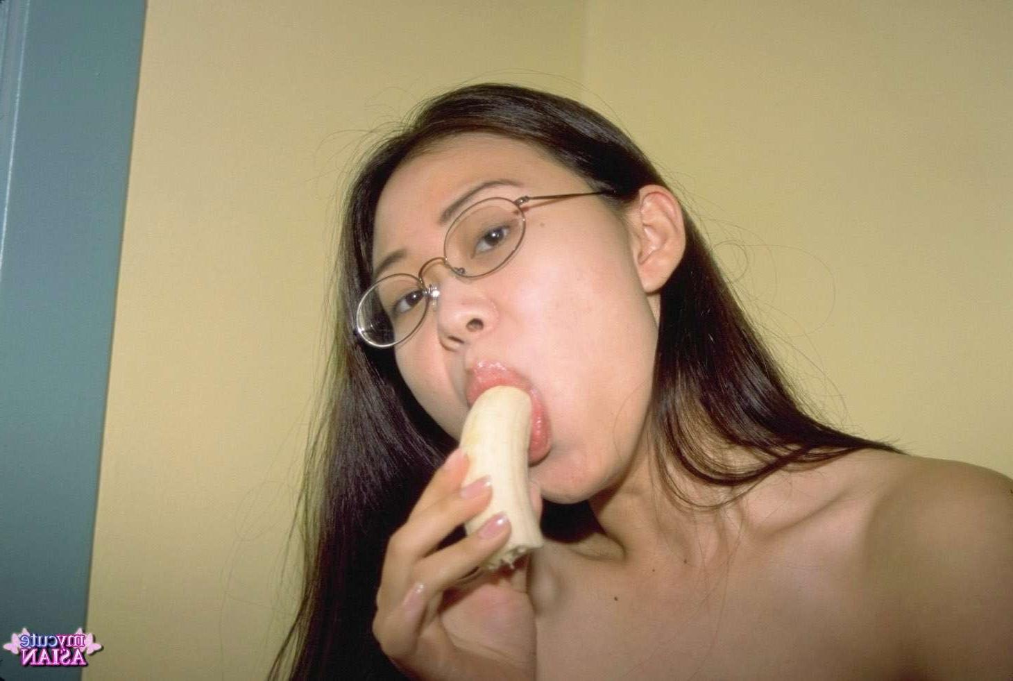 16P Chinese amateur put cream on her horny body