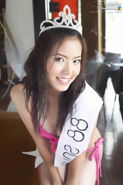 15P Asian beauty queen spreading