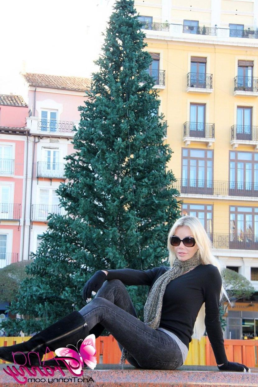 12P Busty blonde shemale outdoors in public showing her nice ass