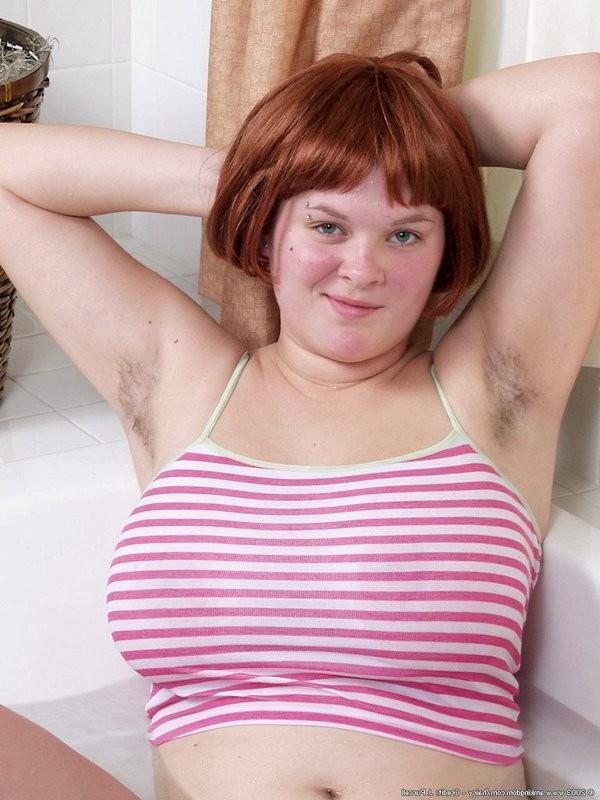 15P chunky redhead strips and exposes fat tits in the bath