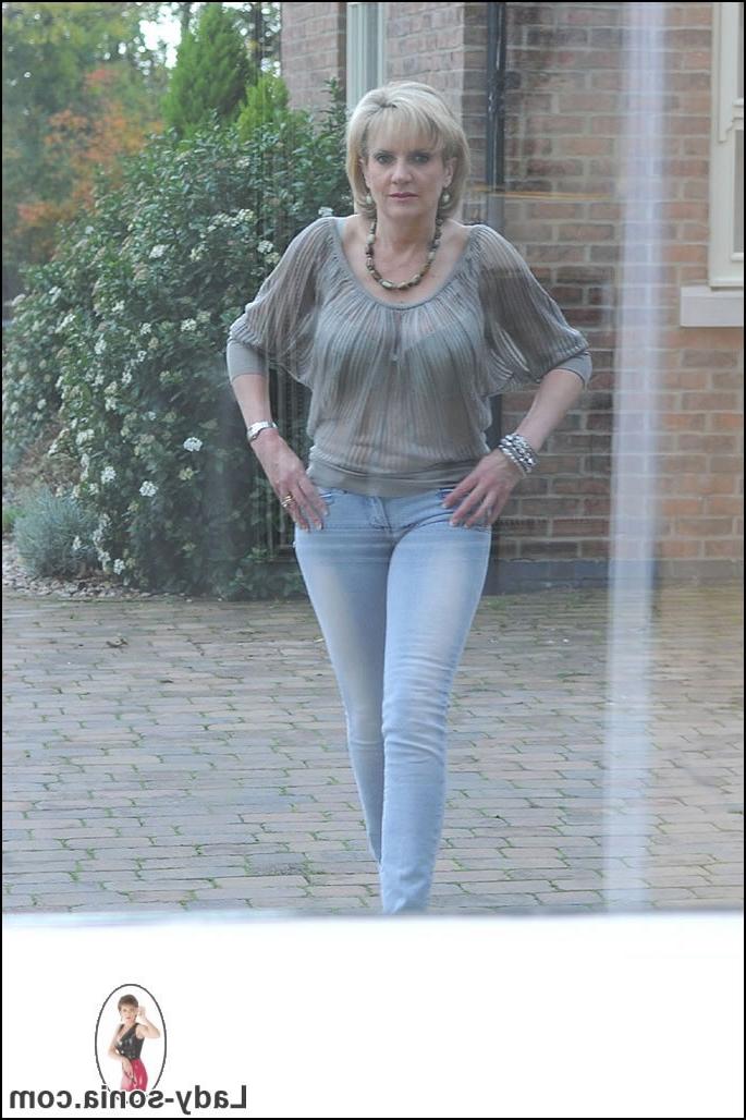 15P Skintight jeans busty leggy british mature stunner