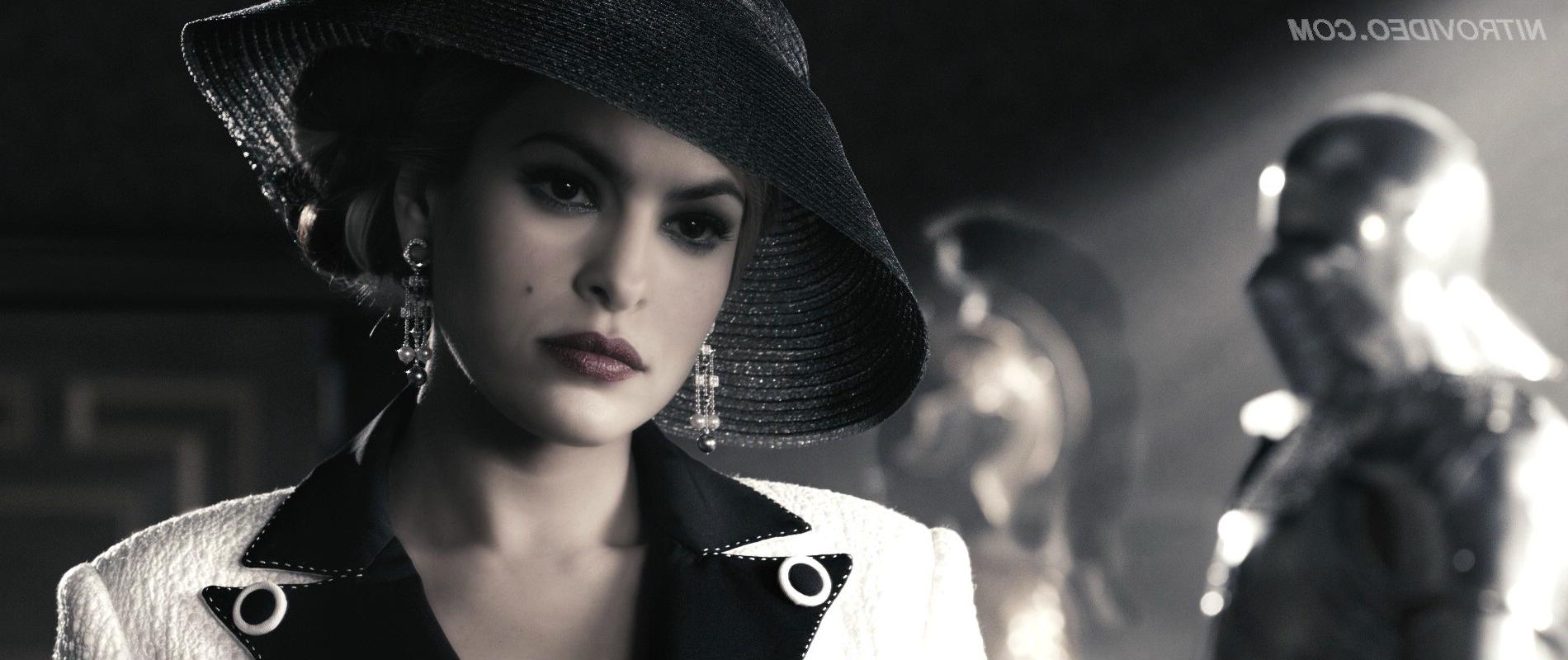 15P Sexual brunette Eva Mendes posing nude in the cinema in_The Spirit