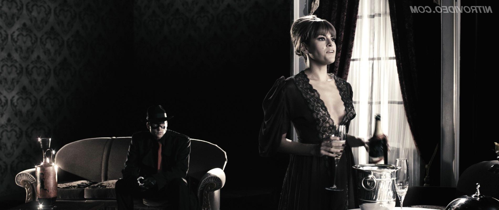 15P Sexual brunette Eva Mendes posing nude in the cinema in_The Spirit