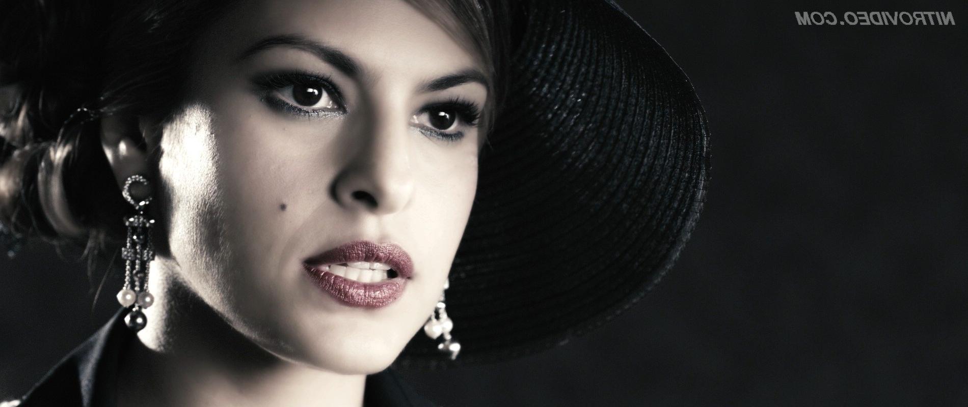 15P Sexual brunette Eva Mendes posing nude in the cinema in_The Spirit