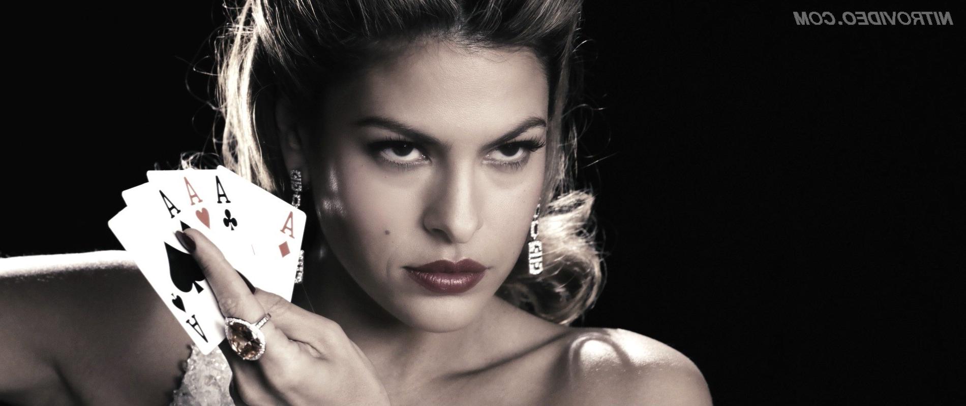 15P Sexual brunette Eva Mendes posing nude in the cinema in_The Spirit