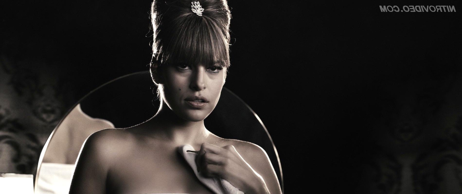 15P Sexual brunette Eva Mendes posing nude in the cinema in_The Spirit
