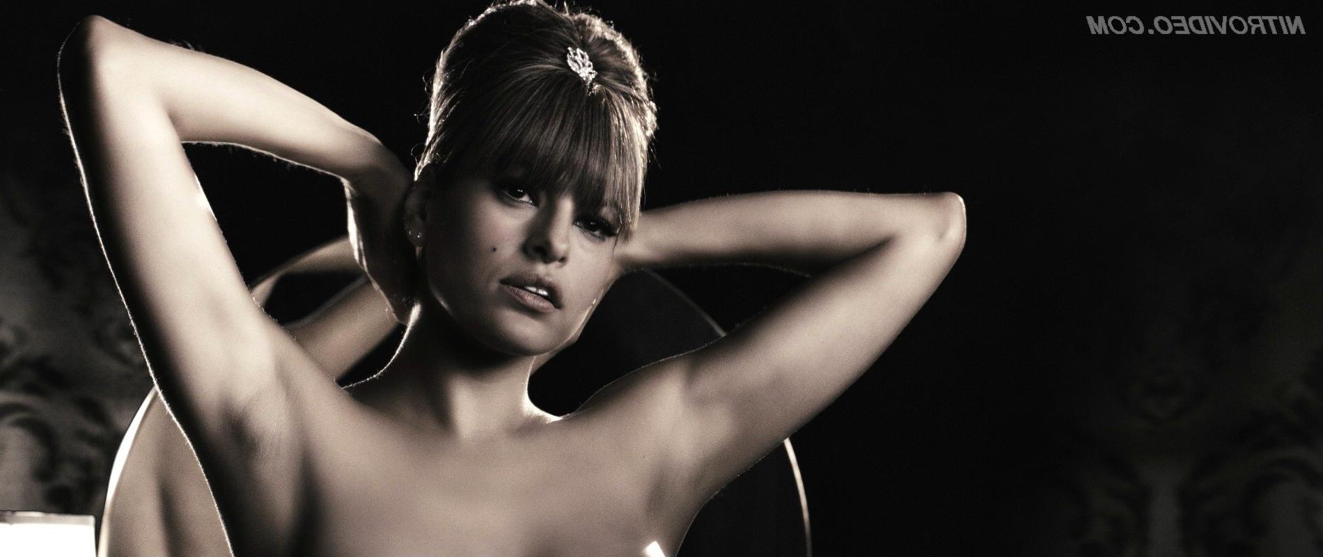 15P Sexual brunette Eva Mendes posing nude in the cinema in_The Spirit