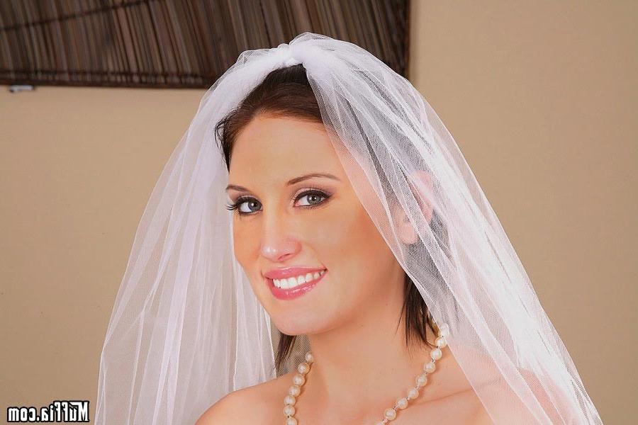 14P Horny bride Mindy Main getting fucked right after her wedding