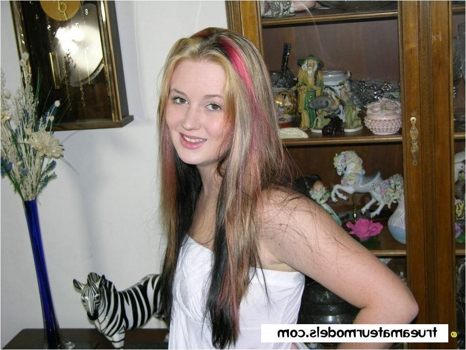 15P Amateur Girls Modeling And Spreading Their Pussies And Buttholes