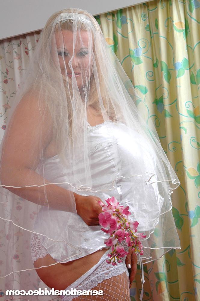 16P Wedding Dress bride Kirystn is definitely ready to fullfil her honeymoon fuck dr
