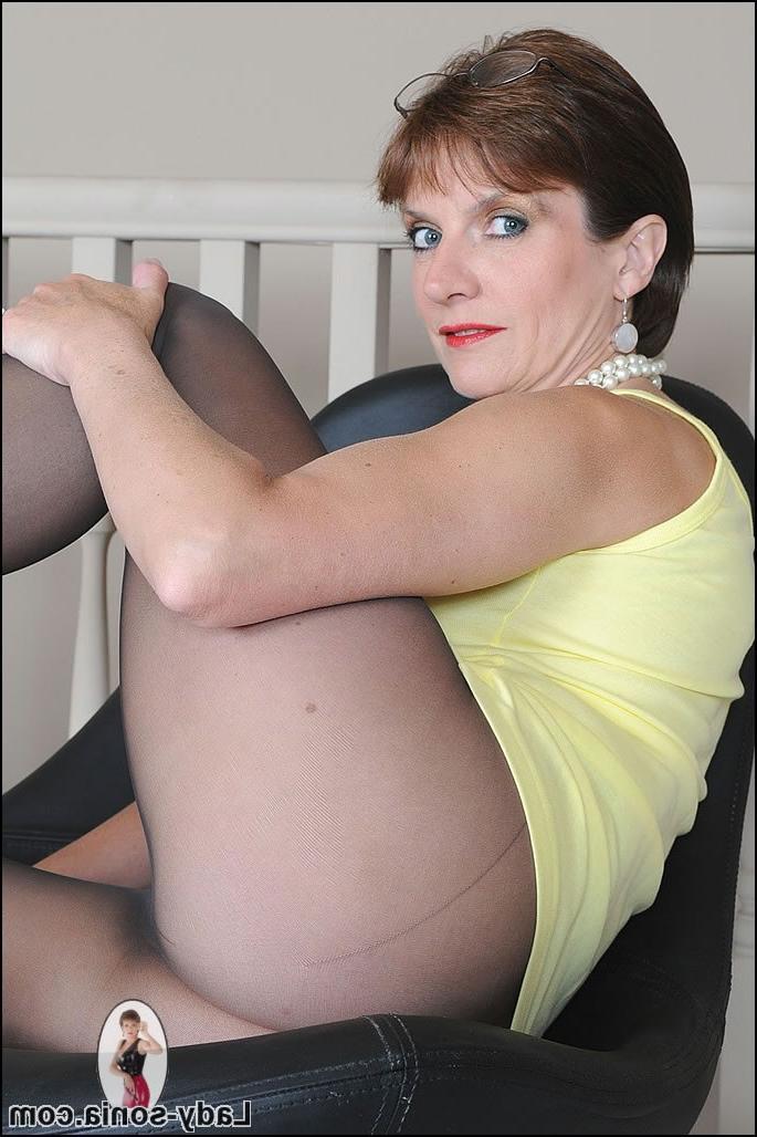 15P Long legs mature lady sonia in sheer pantyhose