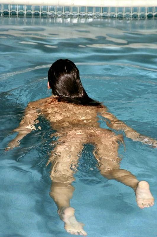 16P Juicy mature fingering pussy hard in the pool