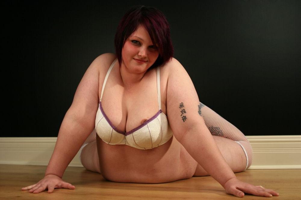 16P Young chubby in stockings fingering herself and smoking