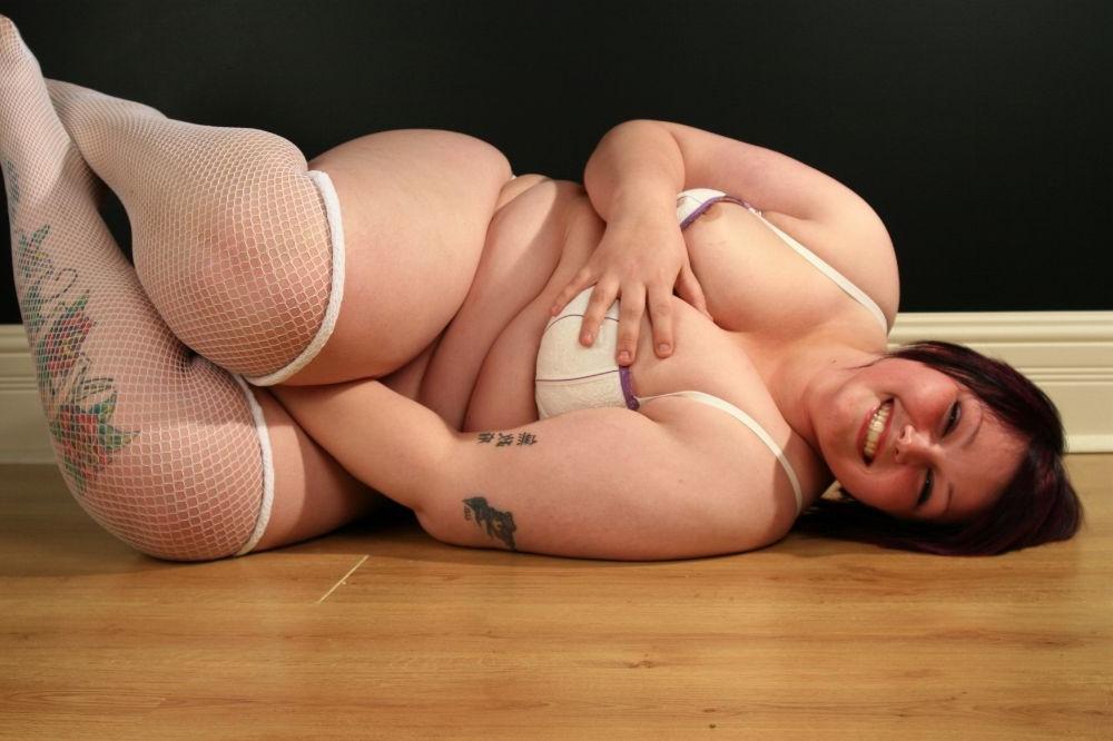 16P Young chubby in stockings fingering herself and smoking